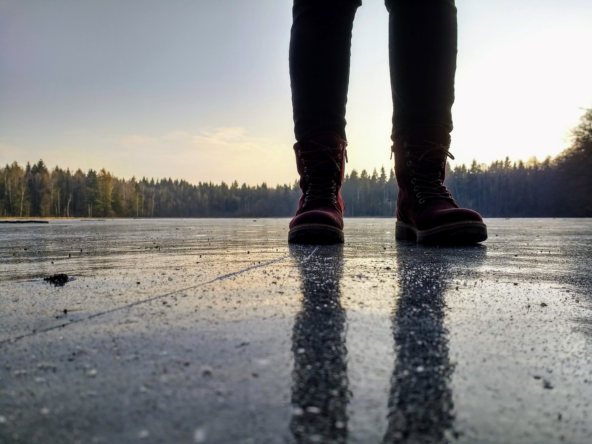Idiomy angielskie związane z zimą - Blog o języku angielskim - to be skating on thin ice